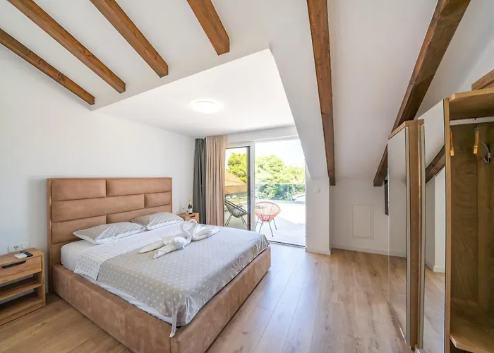 Coral * Brodarica (Sibenik-Knin)