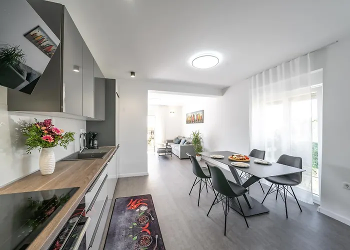 Coral * Brodarica (Sibenik-Knin)